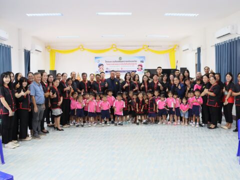 นายประครอง วิชาถิตย์ นายกเทศมนตรีตำบลหนองลาด พร้อมกับคณะผู้บริหาร ปลัดเทศบาล รองปลัดเทศบาล หัวหน้าสำนักปลัด ผู้อำนวยการ กอง หัวหน้าฝ่าย ข้าราชการพนักงานเทศบาลร่วมพิธีเปิดโครงการส่งเสริมความปลอดภัย โดยการสวมหมวกนิรภัยในเด็กปฐมวัย ณ ห้องประชุมเทศบาลตำบลหนองลาด