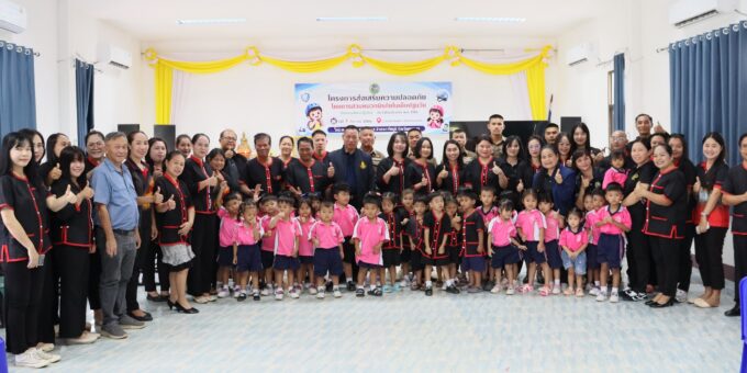 นายประครอง วิชาถิตย์ นายกเทศมนตรีตำบลหนองลาด พร้อมกับคณะผู้บริหาร ปลัดเทศบาล รองปลัดเทศบาล หัวหน้าสำนักปลัด ผู้อำนวยการ กอง หัวหน้าฝ่าย ข้าราชการพนักงานเทศบาลร่วมพิธีเปิดโครงการส่งเสริมความปลอดภัย โดยการสวมหมวกนิรภัยในเด็กปฐมวัย ณ ห้องประชุมเทศบาลตำบลหนองลาด